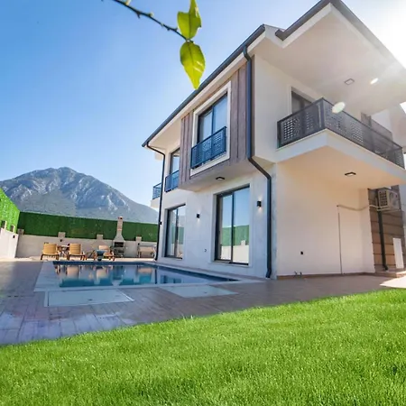 Villa Doganin Icinde, Oezel Havuzlu, Bahceli
