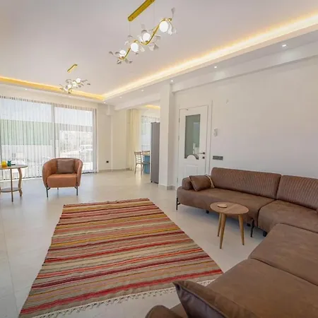 Villa Doganin Icinde, Oezel Havuzlu, Bahceli