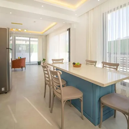 Doganin Icinde, Oezel Havuzlu, Bahceli Villa *