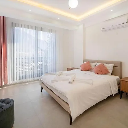 Doganin Icinde, Oezel Havuzlu, Bahceli Villa