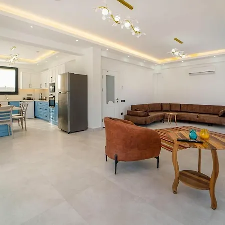 Doganin Icinde, Oezel Havuzlu, Bahceli Villa