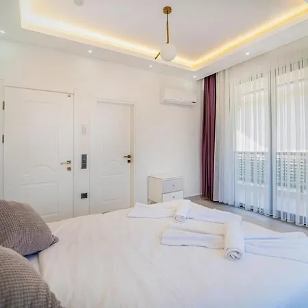 Villa Doganin Icinde, Oezel Havuzlu, Bahceli