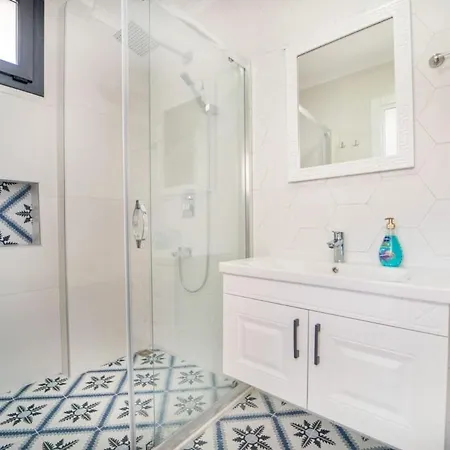 Villa Doganin Icinde, Oezel Havuzlu, Bahceli