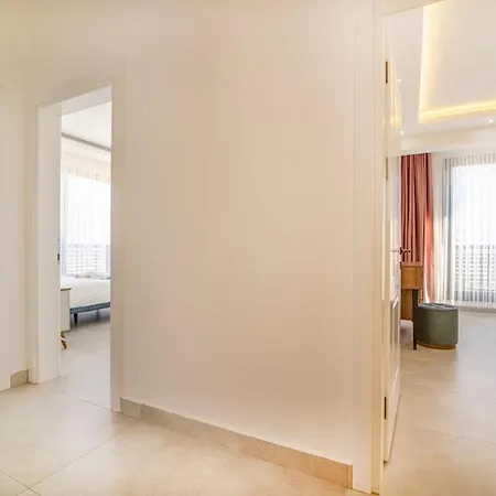 Doganin Icinde, Oezel Havuzlu, Bahceli Villa *