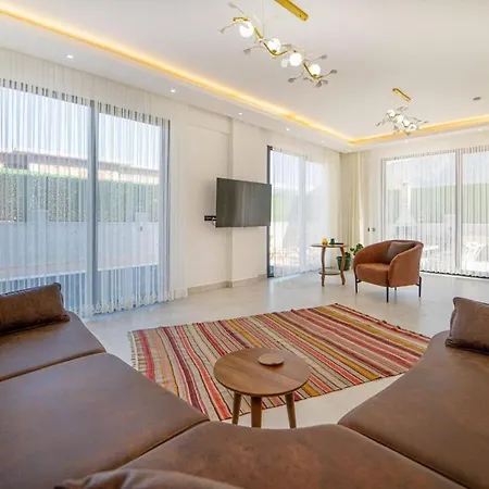Doganin Icinde, Oezel Havuzlu, Bahceli Villa *