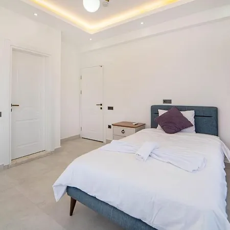 Doganin Icinde, Oezel Havuzlu, Bahceli Villa Fethiye