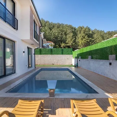 Doganin Icinde, Oezel Havuzlu, Bahceli Villa Fethiye