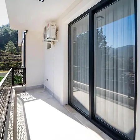 Villa Doganin Icinde, Oezel Havuzlu, Bahceli